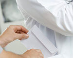 Завідувач відділенням лікарні підозрюється в одержанні неправомірної вигоди у сумі 2400 грн. рівненська область, кримінальне правопорушення, лікар, неправомірна вигода, інвалідність, person, watch, wedding dress. A person in a white shirt