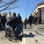 Світлина. Акция «Небезопасный город»: Старосенная площадь опасна для инвалидов, а активисты подают на мэрию в суд. Безбар'ерність, пандус, инвалид, ограниченными возможностями, Одесса, колясочник
