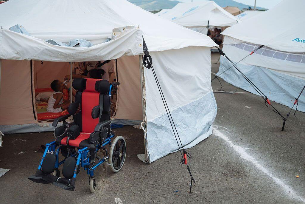 В Женеве начала работу 17-я сессия Комитета ООН по правам инвалидов. женева, комитет оон, инвалид, инвалидность, особыми потребностями, umbrella, tent. A group of people in a tent