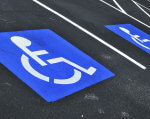 Ухвалено законопроект, який впорядковує правила паркування для людей з особливими потребами. законопроект, особливими потребами, паркування, інвалід, інвалідність, road, outdoor, sign, electric blue. A sign on the side of a road