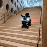 Світлина. В Швейцарии разрабатывают инвалидную коляску способную ездить по лестницам. Новини, Технології, инвалидная коляска, Швейцария, лестница, Scewo, прототип