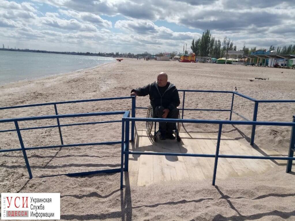 Комиссия проверила готовность пляжей для людей с ограниченными возможностями (ФОТО). одесса, инвалид, ограниченными возможностями, отдых, пляж, outdoor, sky, ground, water, beach, person, clothing, shore, man, lake. A man standing on a beach in front of a fence