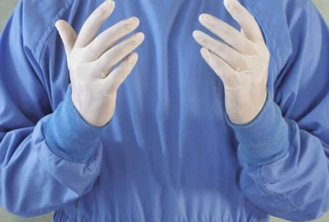 На лаві підсудних опинився лікар, дії якого призвели до інвалідності новонародженого. мирноград, акушер-гінеколог, досудове розслідування, новонароджений, інвалідність, person, blue, hand, joint, human face, clothing. A person in a blue shirt