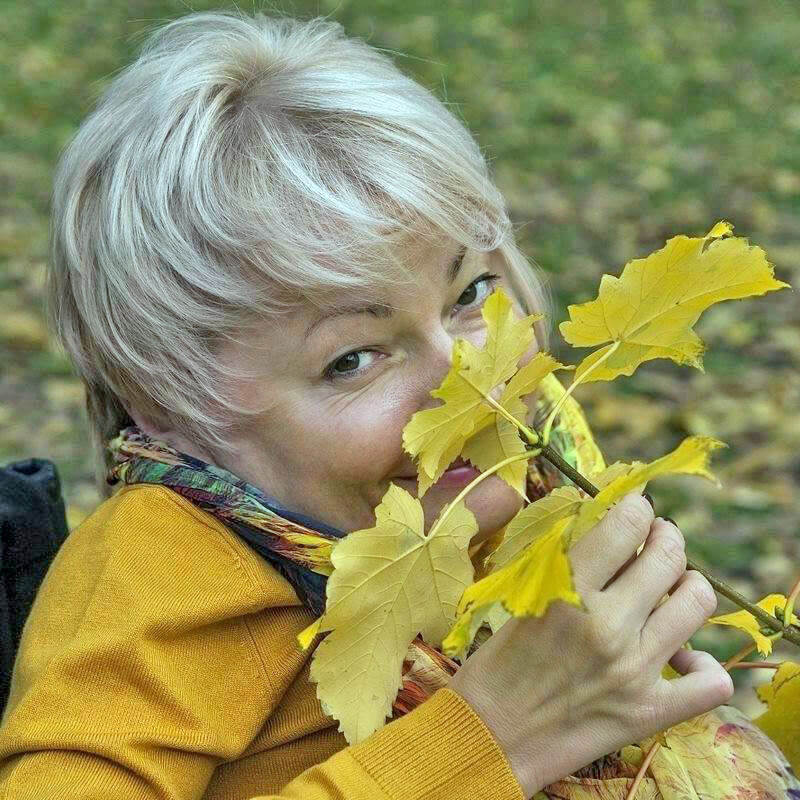 Раїса Панасюк: «Хочу, щоб ми бачили особистість у кожній людині». раїса панасюк, доступність, працевлаштування, урядовий уповноважений, інвалідність, person, grass, yellow, outdoor, human face, pipe. A boy wearing a yellow flower