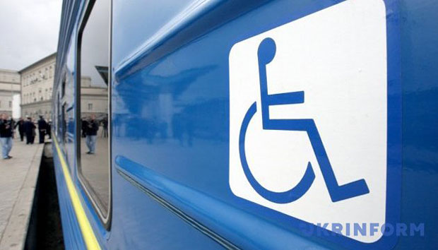 «Карпатський трамвай» запропонував мандрівки для інвалідів-візочників. карпатський трамвай, мандрівка, обмеженими можливостями, подорож, інвалід-візочник, outdoor, train, vehicle, screenshot, sign, blue, land vehicle. A sign on the side of a train