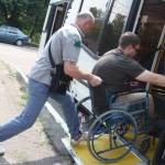 Світлина. Водіїв та кондукторів кропивницьких тролейбусів вчили допомагати людям з інвалідністю. Безбар'ерність, інвалідність, пандус, семінар, Кропивницький, тролейбус