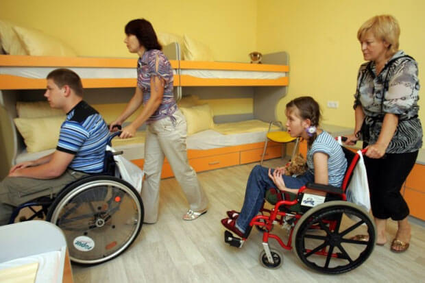 В Україні проживає близько 3 мільйонів людей з інвалідністю – експерт. євгенія задорожна, вади зору, доступ, обмеженими можливостями, інвалідність, person, indoor, floor, wall, toddler, wheelchair, child, baby, wheel, group. A group of people in a room