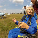 Світлина. В одесском «Гидропорту» инвалид-колясочник прыгнула с парашютом с высоты 3000 метров. Життя і особистості, инвалид-колясочник, прыжок, парашют, программа Открытое небо, одесситка Диана