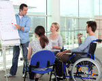 Де шукати працівника, який має інвалідність? Поради роботодавцям. працедавець, працівник, робоче місце, інвалід, інвалідність, person, wheelchair, clothing, chair, woman, cart. A group of people looking at a laptop