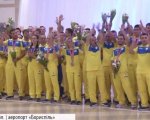 Дзвін золота та сюрпризи: як в “Борисполі” зустрічали українську переможну збірну (ВІДЕО). дефлімпіада, спортсмен, сюрприз, інвалід, інвалідність, person, posing, clothing, group, dance, smile, row, lined, footwear, woman. A group of people posing for a photo