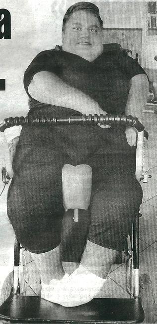Оксана Горницька вишиває… зубами і язиком. оксана горницька, артрогрипоз, вишивання, інвалідний візок, інтернат, drawing, sketch, indoor, musical instrument, guitar, black and white, painting, old. An old photo of a man