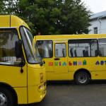Світлина. Навчально-реабілітаційний центр Святого Миколая отримає спеціалізований шкільний автобус. Безбар'ерність, особливими потребами, перевезення, презентація, Брюховичі, шкільний автобус