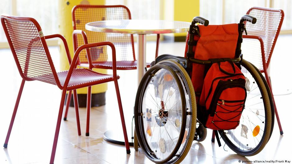 Инвалидность и учеба: как немецкие вузы убирают преграды. инвалид, инвалидность, инклюзия, немецкий вуз, студент, bicycle, chair, furniture, table, basket, rack. A bicycle with a basket on the back of a chair