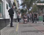 Місто, непристосоване до потреб людей з інвалідністю (ВІДЕО). полтава, доступність, маломобільний, незрячий, інвалідність, outdoor, street, footwear, clothing, sidewalk, person, man, jeans, people, city. A group of people walking on a city street