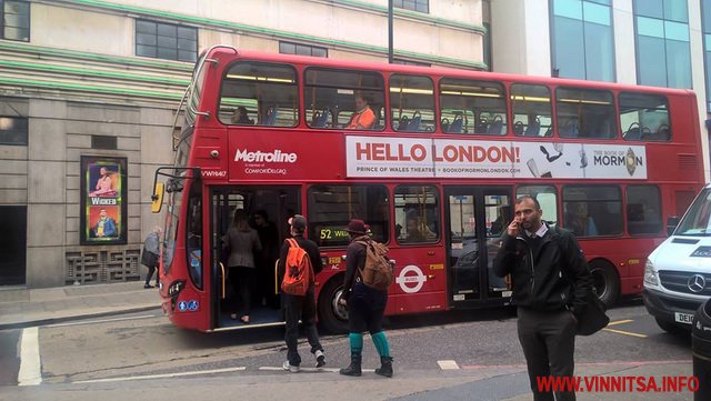 Доступність та рівні можливості: вінничанки у Лондоні побачили, як це працює. лондон, раїса панасюк, доступність, інвалідність, інклюзія, decker, road, building, bus, outdoor, double, land vehicle, vehicle, street, red. A red double decker bus driving down a street