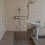 Світлина. В установах Маріуполя з’являються санітарні кімнати для людей з інвалідністю. Безбар'ерність, інвалідність, Мариуполь, лікарня, инвалид-колясочник, санітарна кімната