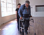 Паралізований португалець випробував новий екзоскелет (ВІДЕО). екзоскелет, компанія phoenix, силовий привод, тестування, інвалідний візок, floor, indoor, wall, clothing, person, tripod, man. A man standing in a room