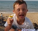 Тернополянка змирилася з діагнозом сина і радіє життю. "сонячна" дитина, діагноз, помічник, синдром дауна, інвалід, person, outdoor, water, sky, toddler, beach, boy, child, baby, human face. A boy drinking water from a beach