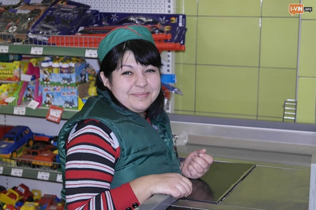 Мар’яна Процайло: «Я завжди прагну до кращого». Вперше в Україні дівчина в інвалідному візку працює касиром. вінниця, мар’яна процайло, касир, інвалідний візок, інвалідність, person, human face, indoor, smile, clothing, boy. A young boy standing in front of a store