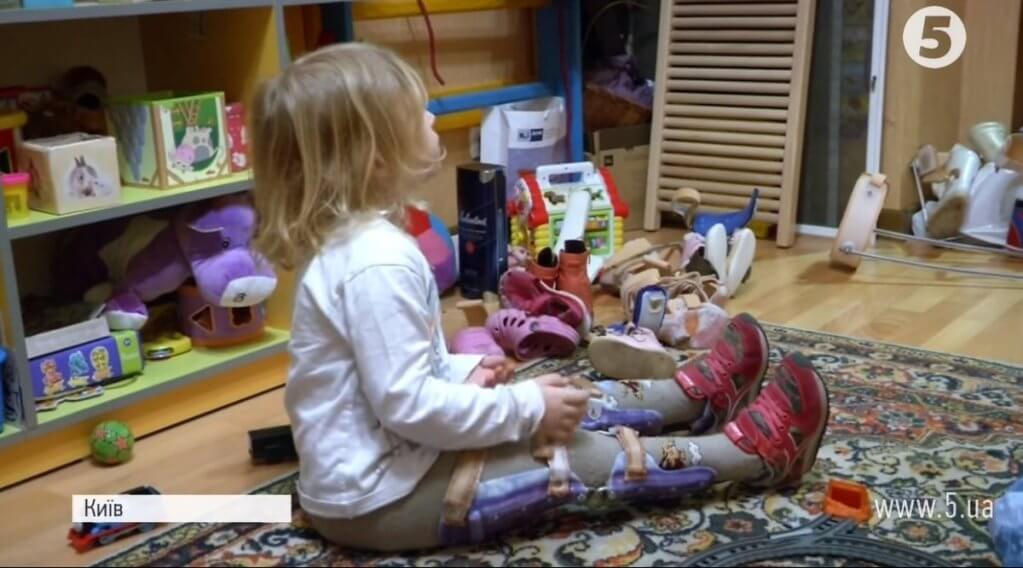 “Де гроші?”: чому дітям в Україні відмовляються виготовляти ортези (ВІДЕО). діагноз, ортез, ортопедична майстерня, фінансування, інвалід, person, indoor, toddler, baby, child, clothing, human face, boy, toy, girl. A little girl sitting at a table