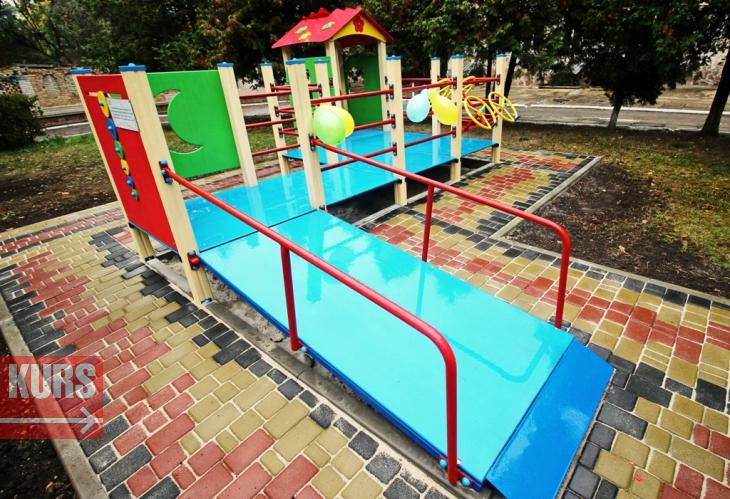 У Полтаві з’явиться перший інклюзивний дитячий майданчик. інклюзивний дитячий майданчик, полтава, бюджет участі, особливими потребами, проект, tree, playground, outdoor, swimming pool, swimming, colorful, pool, colored. A close up of a colorful wall