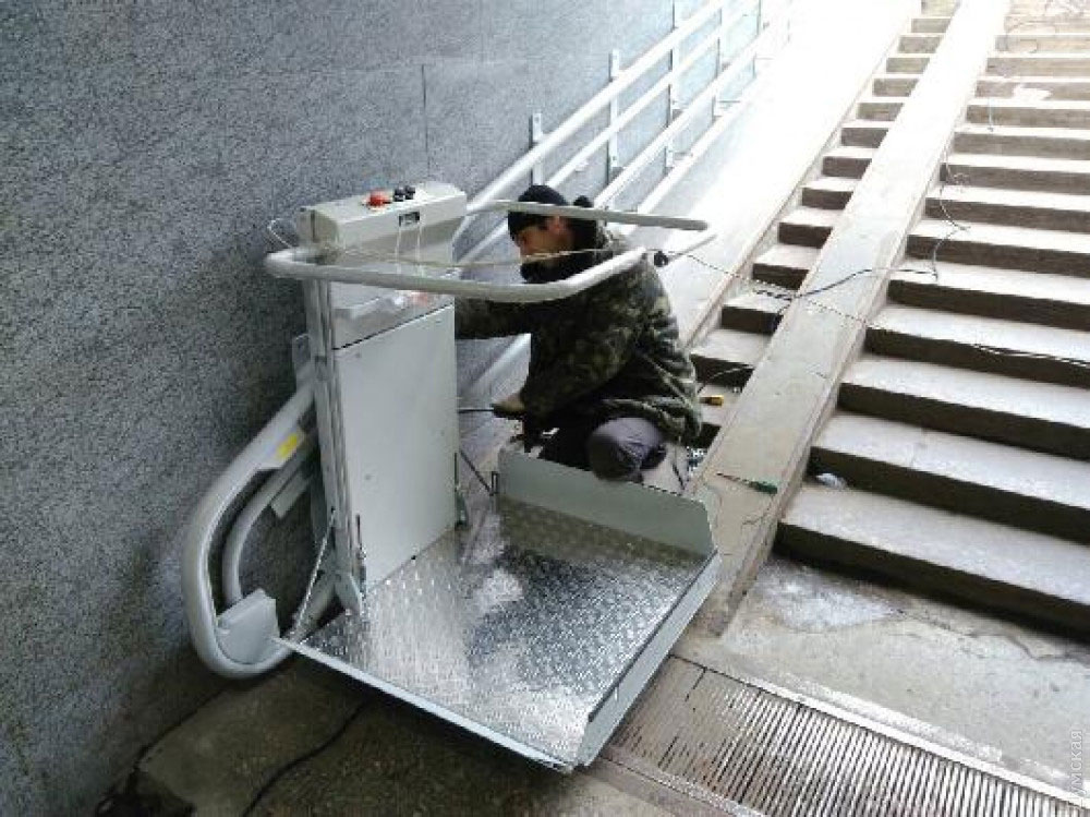В одесских подземных переходах устанавливают электроподъемники для инвалидов и мам с колясками (ФОТО). одесса, инвалид, подземный переход, проект, электроподъемник, outdoor, auto part, trash