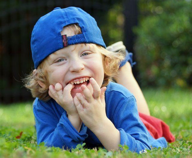 Пятилетний американец с деформированными пальцами создает протезы для детей с такой же проблемой (ФОТО, ВИДЕО). 3d-принтер, камерон хайт, деформированные пальцы, протез, устройство, grass, outdoor, person, tree, toddler, little, human face, child, baby, clothing. A little boy wearing a blue hat