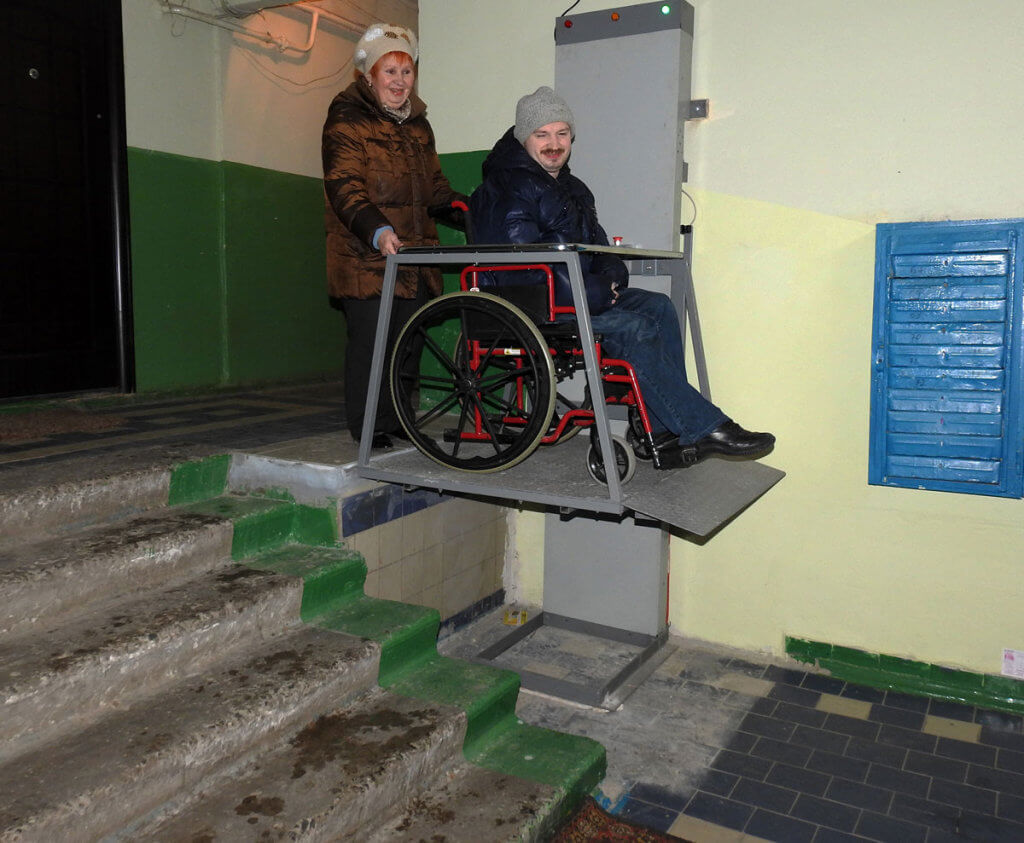 Безкорисливий вчинок львівських політехніків. львівська політехніка, пристрій, підйомник, інвалідність, інклюзія, person, clothing, wheel. A man standing in a room