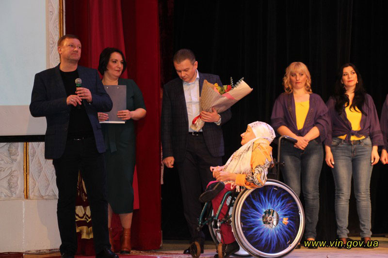 На Вінниччині відбувся перший в Україні інклюзивний спектакль «Пори року. Yes, I can». вінниця, творчість, інвалідність, інклюзивний спектакль, інклюзія, person, standing, group, curtain, clothing, posing, people, wheelchair, suit. A group of people posing for the camera