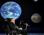 Від великого вибуху до чорних дір: чим запам’ятається Стівен Гокінг. стівен гокінг, астрофізик, захворювання, хвороба, інвалідний візок, moon, dark. Stephen Hawking in a dark room
