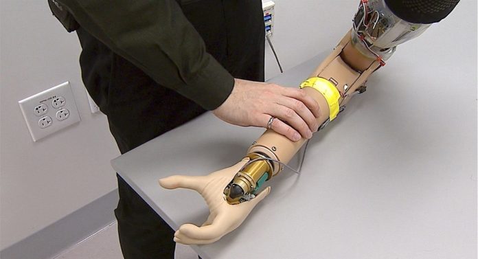Розроблено технологію зворотного зв’язку для біонічних протезів (ВІДЕО). біонічний протез, ефект присутності, зворотний зв’язок, кінцівка, нейронний інтерфейс, person, watch, wrist. A man holding a microphone