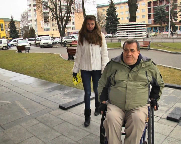 Чи адаптований Луцьк для людей з інвалідністю – експеримент від журналістів (ВІДЕО). валерій бакаєвич, луцьк, експеримент, інвалід-візочник, інвалідність, outdoor, person, ground, jacket, clothing, coat, jeans, trousers, woman, smile. A man and a woman standing on a sidewalk