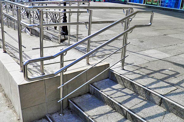 Харьковчане просят чиновников оснастить ступени и лестницы в городе перилами для людей с ограниченными возможностями. харьков, инвалидность, лестница, перила, петиция, ground, railing, rail, outdoor, stairs, metal, step, stair, set. A man riding on the back of a metal rail