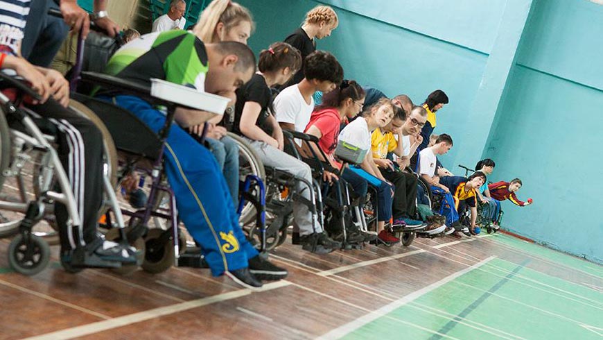 Наші спортсмени на шляху до Паралімпіади-2020 (ВІДЕО). одеса, боча, команда, спортсмен, чемпіонат, person, clothing, wheelchair, boy, sport, footwear. A group of people in a room