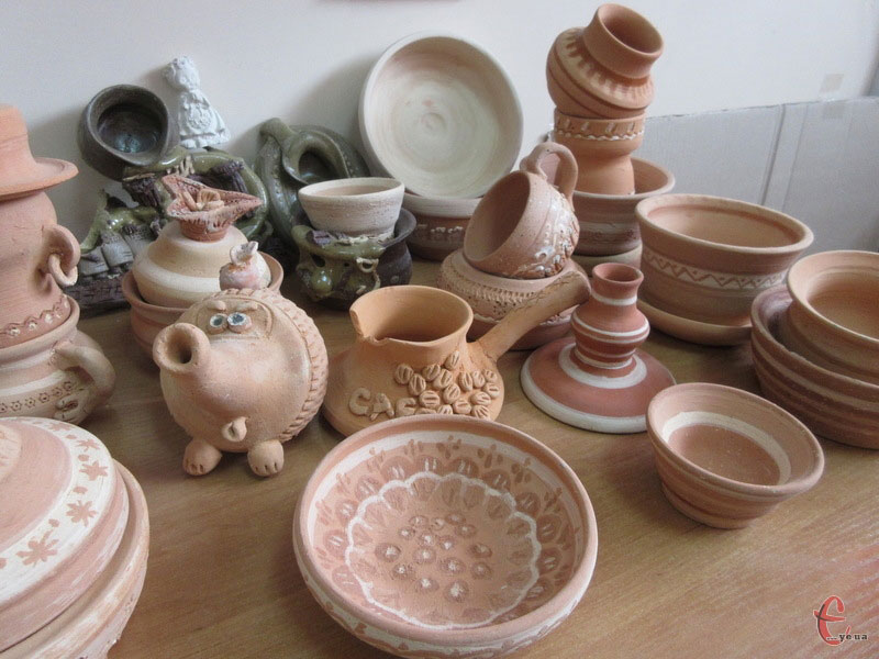 Глинотерапія допомагає дітям повірити в себе. городок, адаптація, глинотерапія, суспільство, інвалідність, vase, tableware, coffee cup, saucer, ceramic, pottery, earthenware, teapot, porcelain, bowl. A cup of coffee on a table