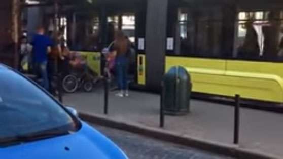 Це повинно бути нормою: мережу розбурхало відео з водієм трамваю у Львові. львів, водій, допомога, трамвай, інвалід, land vehicle, vehicle, wheel, transport, bus, car, blue, curb. A person sitting on a bus