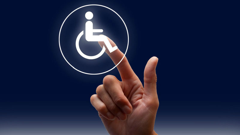 Стоп-дискримінація: що варто знати про Директиву рівності щодо працевлаштування людей з інвалідністю. директива рівності, дискримінація, зайнятість, працевлаштування, інвалідність, hand, moon. A hand holding an object in his hand