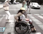 Доступная среда для инвалидов: ожидание и реальность (ВИДЕО). одесса, доступная среда, инвалид, инвалидность, трудность, road, outdoor, land vehicle, wheel, street, vehicle, way, bicycle, person, bicycle wheel. A person riding a bike on a city street
