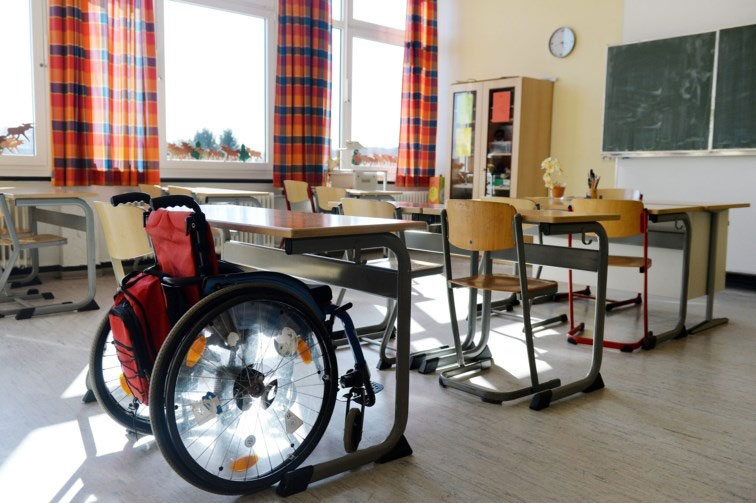 Інклюзивна освіта: діти з інвалідністю мають право на навчання. львів, незрячий, інвалідність, інклюзивна освіта, інклюзія, floor, furniture, indoor, chair, wheel, table, mirror, clock, tire. A chair sitting in front of a window