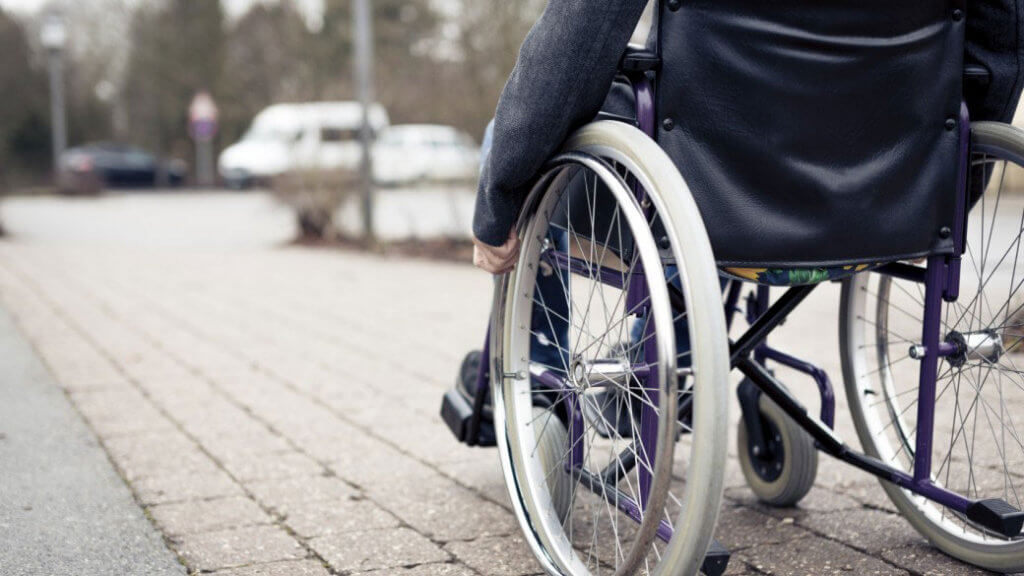 Прорыв в медицине: В США создали имплант, позволяющий парализованным снова ходить. сша, имплант, парализованный, позвоночник, спинной мозг, ground, outdoor, bicycle, wheel, bicycle wheel, tire, land vehicle, sidewalk, vehicle, parked. A bicycle parked on a sidewalk