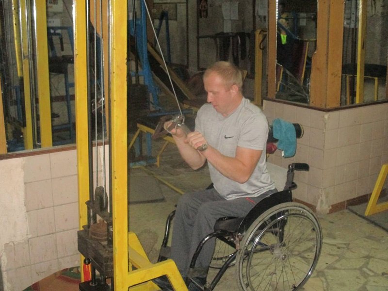 Чоловік з Бердичівщини, незважаючи на інвалідний візок, виборює нагороди на чемпіонатах. олександр гусар, армреслінг, травма, чемпіонат світу, інвалідний візок, person, outdoor, man, clothing, wheel, wheelchair. A person sitting on a bicycle