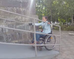 «Игра на нервах»: здания госучреждений в Одессе проверили на доступность (ВИДЕО). одесса, доступность, инвалидная коляска, препятствие, эксперимент, bicycle, wheel, person, bicycle wheel, vehicle, handcart. A person standing in front of a building