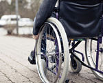 Тепер надія є: у Швейцарії почав ходити паралізований пацієнт. експеримент, имплант, паралич, спинний мозок, інвалідний візок, ground, outdoor, bicycle, wheel, bicycle wheel, tire, land vehicle, sidewalk, vehicle, parked. A bicycle parked on a sidewalk