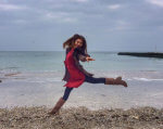 Діана Подолянчук: «Незважаючи на інвалідність по слуху, коли я танцюю, то чую музику, чую вібрації підлоги». діана подолянчук, професія, танці, хореограф, інвалідність, sky, outdoor, water, ground, beach, girl, clothing, person, shore, ocean. A woman throwing a frisbee at the beach
