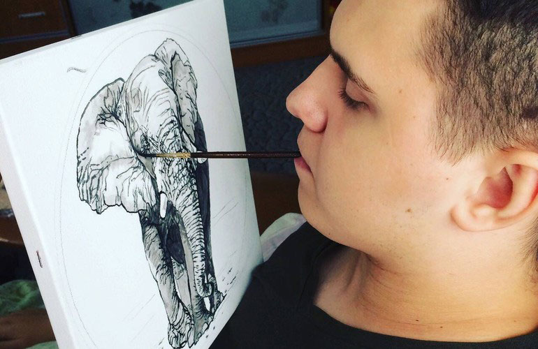 Хлопець, якого паралізувало на батуті в Житомирі, тепер малює картини, тримаючи пензлик в зубах (ФОТО). максим калінчук, заняття, картина, талант, інвалідний візок, person, drawing, sketch, indoor