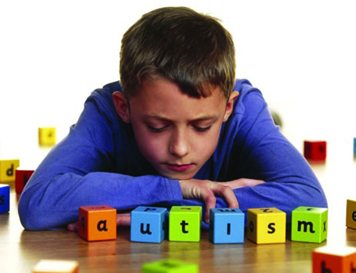 Приглашаем принять участие в международном исследовании: почему у мальчиков чаще бывает аутизм. аутизм, діагностика, исследование, мальчик, микробиом, indoor, person, boy, computer, games. A man sitting on a table