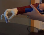 Рука супергероя: як у США біонічні протези випробовують діти (ВІДЕО). зd принтер, сша, науковець, протез, розробка, person, wall, indoor, hand, arm. A hand holding a video game