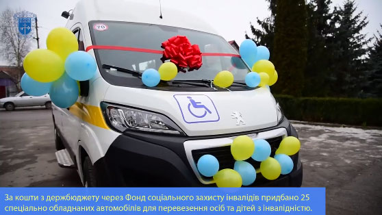 Чотири міських ради на Тернопільщині отримали у користування спецавтомобілі для перевезення осіб із інвалідністю (ВІДЕО). тернопільщина, перевезення, спецавтомобіль, інвалідність, інклюзія, land vehicle, vehicle, car. A close up of a toy car