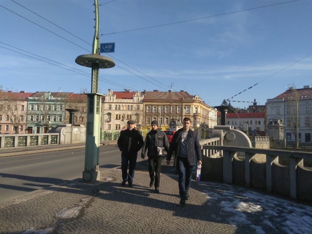 Закарпатські параолімпійці знайшли партнерів в Чехії. чехія, зустріч, параолімпієць, співпраця, інвалідність, sky, outdoor, clothing, person, man, street, building, city, footwear. A group of people walking down a street
