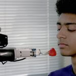 Американские инженеры разработали роборуку, способную покормить людей с ограниченной подвижностью (ВИДЕО)